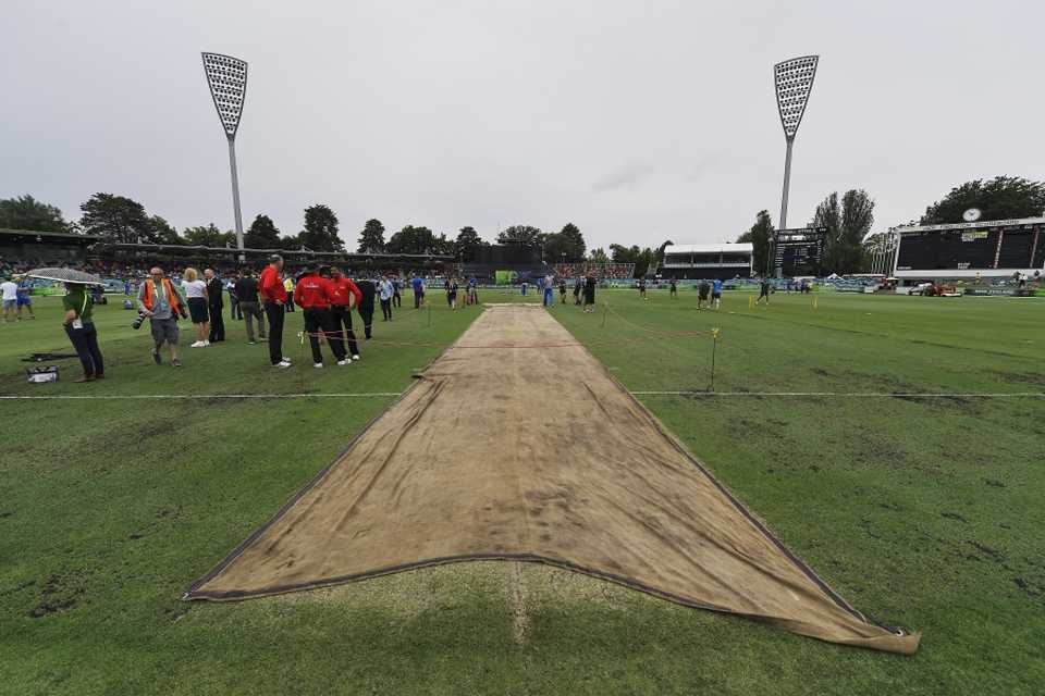 A light shower delayed the toss by 30 minutes, Australia v New Zealand, 2nd ODI, Canberra, December 6, 2016