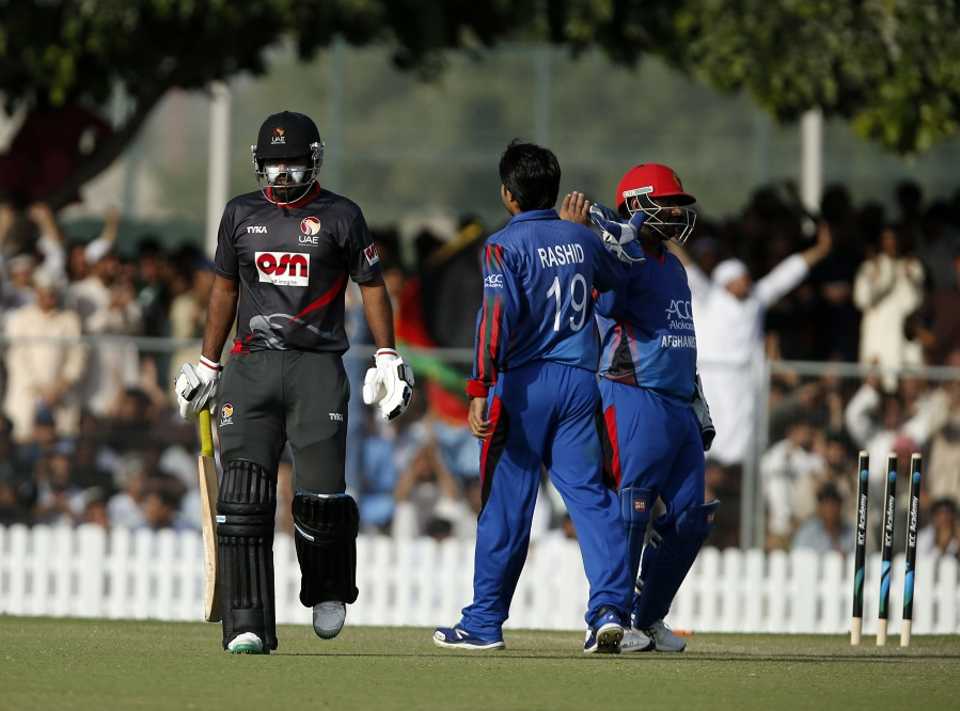 Muhammad Usman walks back after being cleaned up by Rashid Khan