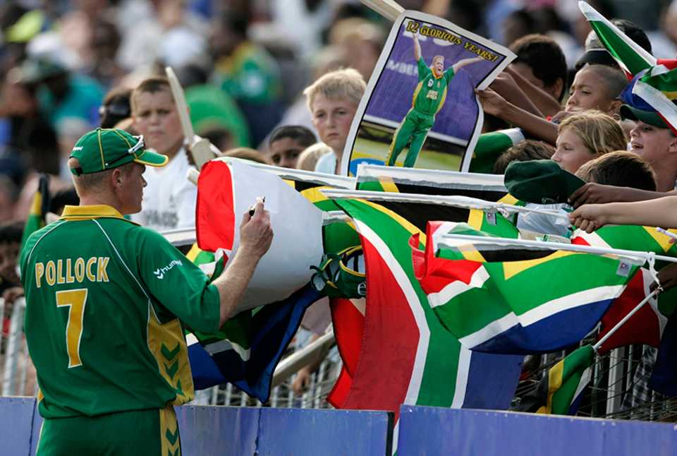 Shaun Pollock signs autographs, South Africa v West Indies, 4th ODI, Durban, February 1, 2008