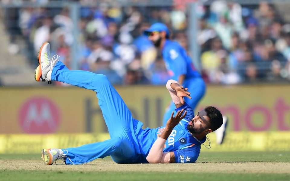 Hardik Pandya takes a tumble while fielding, India v England, 3rd ODI, Kolkata, January 22, 2017