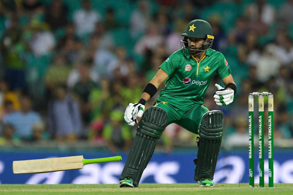 Mohammad Rizwan drops his bat, Australia v Pakistan, 4th ODI, Sydney, January 22, 2017
