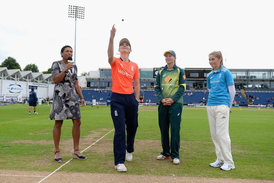 Charlotte Edwards and Meg Lanning at the toss