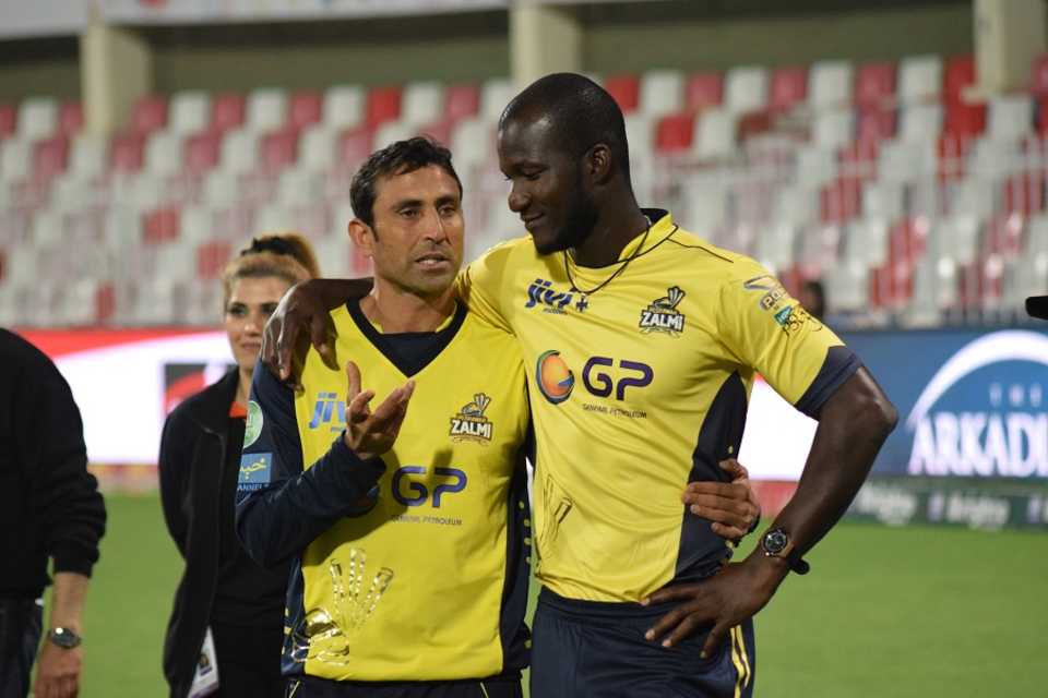 Younis Khan and Darren Sammy have a chat