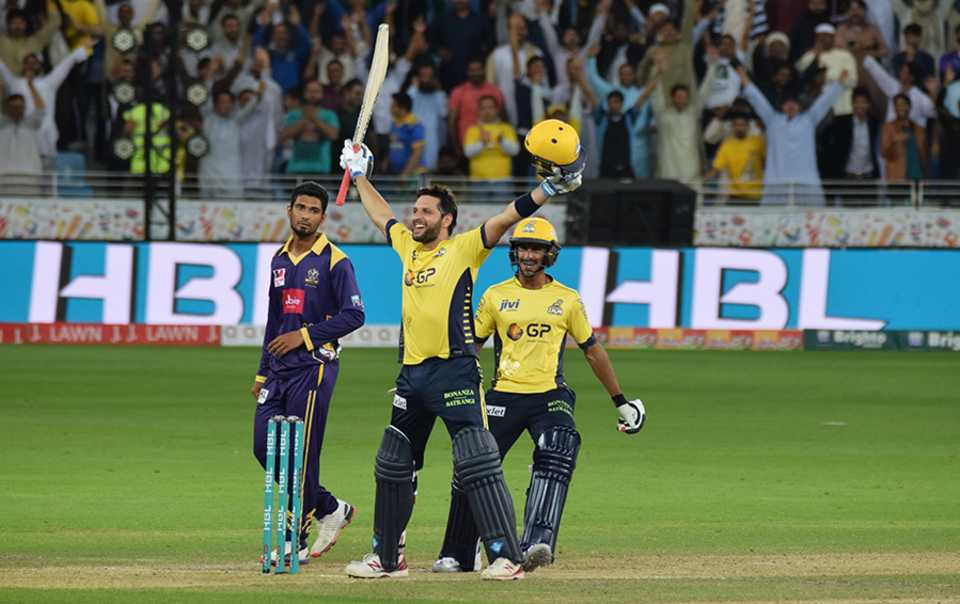 Shahid Afridi celebrates Peshawar's victory with a typical star-man pose
