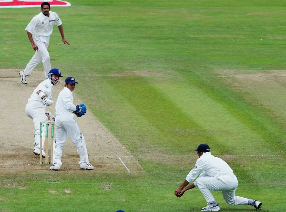 Rahul Dravid takes a catch to dismiss Alec Stewart off Anil Kumble's bowling, England v India, 3rd Test, Headingley, 5th day, August 26, 2002