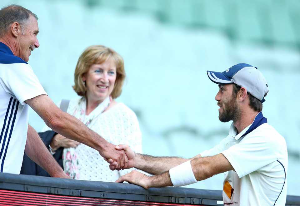 Glenn Maxwell talks to his parents Neil and Joy, Victoria v Queensland, Sheffield Shield, 4th day, October 31, 2015
