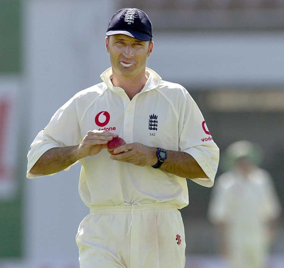 Nasser Hussain shines the ball, India v England, 2nd Test, Ahmedabad, 5th day, December 15, 2001