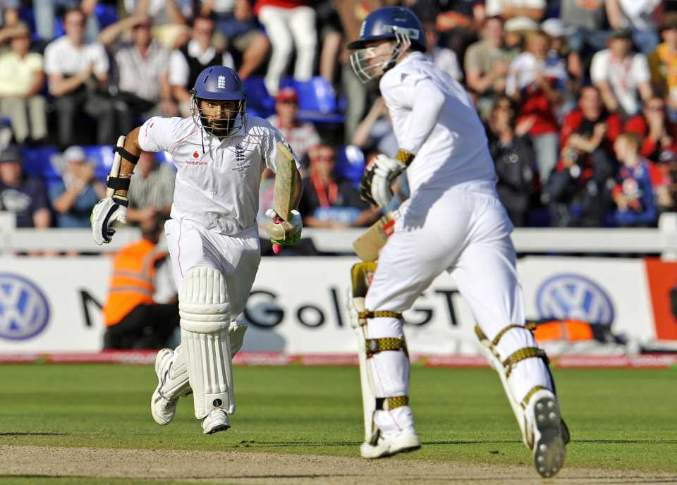 Monty Panesar and James Anderson scramble through for runs, England v Australia, 1st Test, Cardiff, 5th day, July 12, 2009