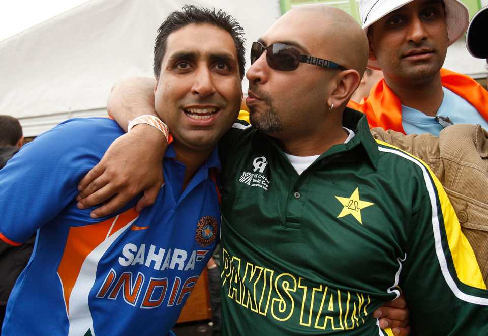 An India and a Pakistan fan together