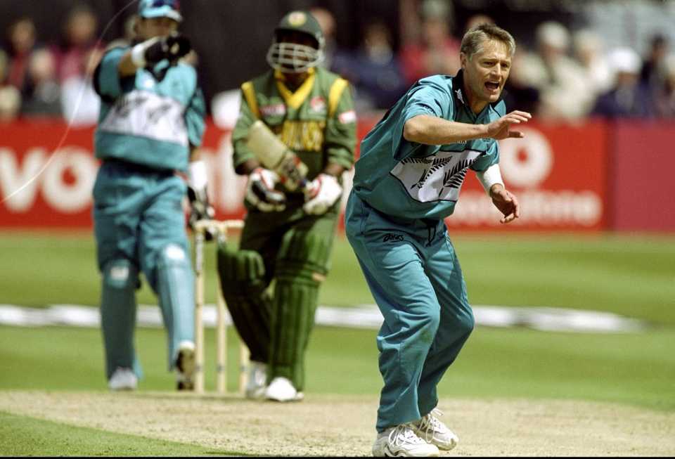 Gavin Larsen appeals, Bangladesh v New Zealand, World Cup, Chelmsford, May 17, 1999
