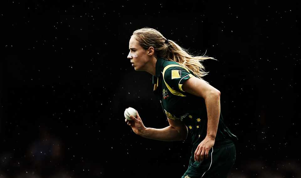 Ellyse Perry runs in to bowl in the rain