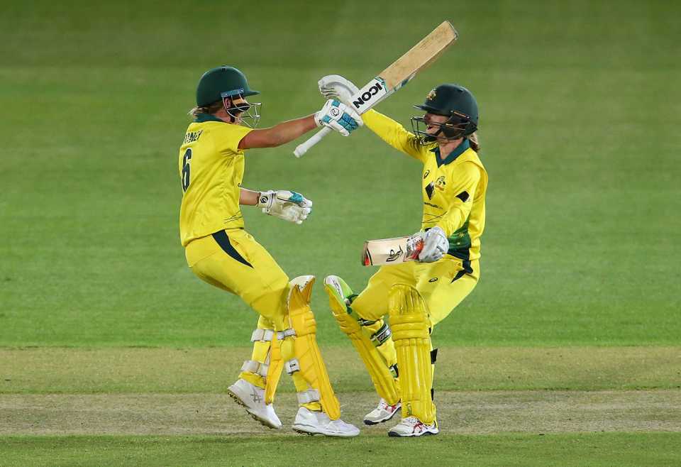 Beth Mooney and Rachael Haynes celebrates victory, Australia v England, 1st T20I, Women's Ashes 2017-18, Sydney, November 17, 2017