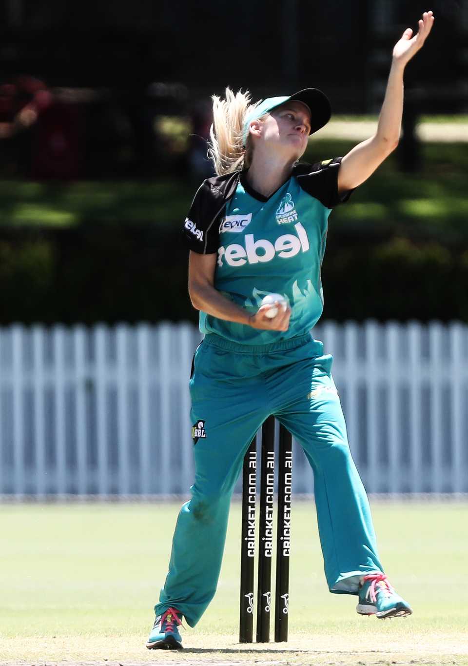 Jemma Barsby bowls, Brisbane Heat v Melbourne Renegades, Women's Big Bash League 2016-17, Brisbane, January 14, 2017