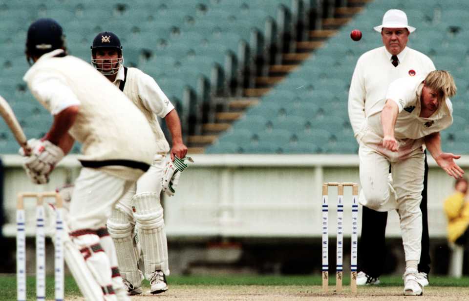 Brad Williams bowls, Victoria v Western Australia, Pura Cup, 4th day, March 18, 2001