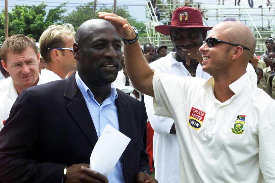 Herschelle Gibbs runs his hand over Viv Richards' head, West Indies v South Africa, fifth Test, day five, Kingston, April 23, 2001