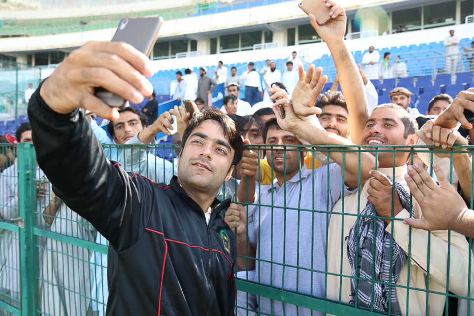 Rashid Khan takes more selfies with Afghanistan fans, UAE v Afghanistan, 2015-17 Intercontinental Cup, 4th day, Abu Dhabi, December 2, 2017