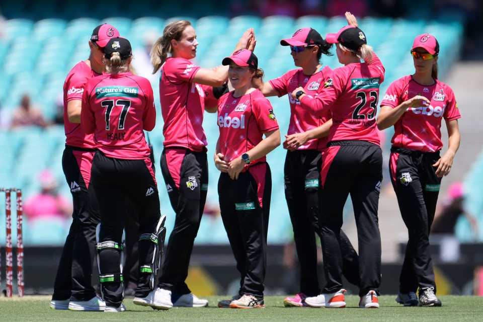 Ellyse Perry celebrates with her team-mates, Sydney Sixers v Hobart Hurricanes, Women's Big Bash League 2017-18, Sydney, December 23, 2017