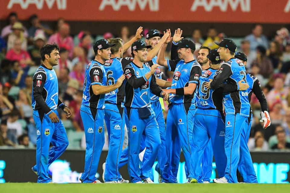 Adelaide Strikers players celebrate a wicket, Sydney Sixers v Adelaide Strikers, Big Bash League 2017-18, Sydney, December 28, 2017