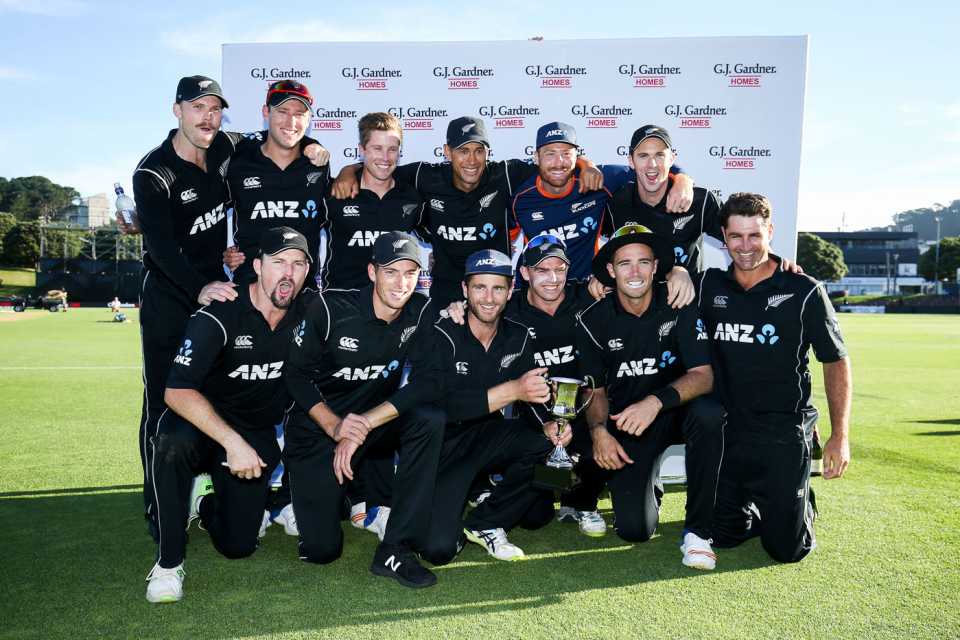 New Zealand pose with the series trophy, 5th ODI, Wellington, January 19, 2018