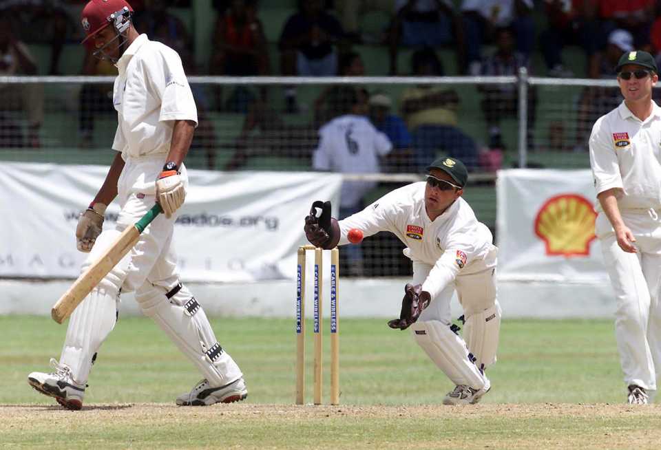 Mark Boucher struggles to take a catch off Mervyn Dillon, West Indies v South Africa, third Test, day four, Bridgetown, April 1, 2001
