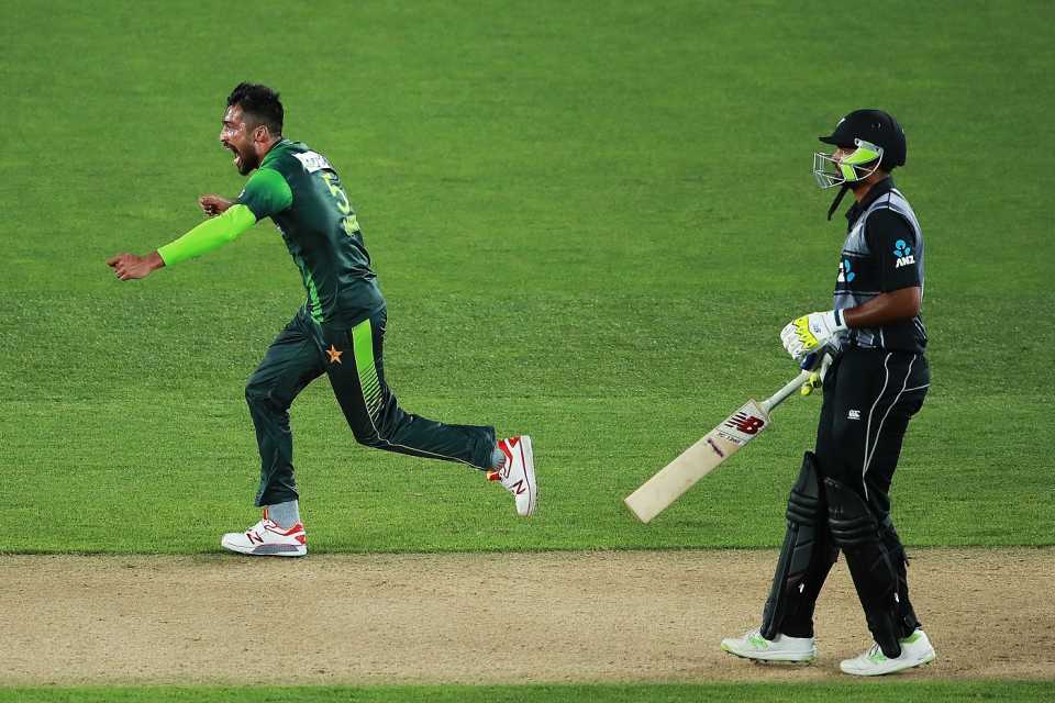 Mohammad Amir celebrates Pakistan's victory in the second T20I