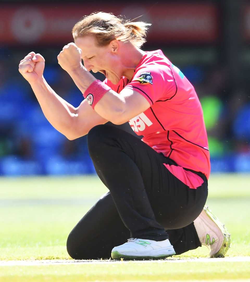 Sarah Aley celebrates one of her four wickets, Sydney Sixers v Adelaide Strikers, WBBL 2017-18, 2nd semi-final, Adelaide, February 2, 2018