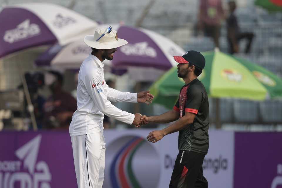 Dinesh Chandimal and Mominul Haque shake hands