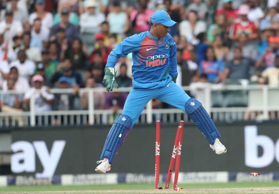 MS Dhoni and his love for broken stumps (while keeping), South Africa v India, 1st T20I, Johannesburg, February 18, 2018