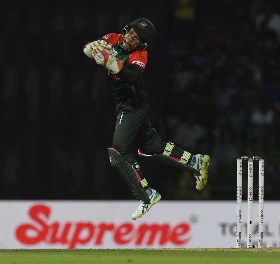 U tort oyoqqa turib, teshiklarini korsatdi. Porno surat. Porno xotinning eri va siyishi bor