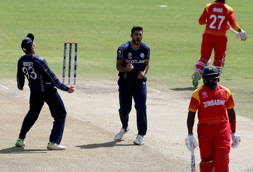 Safyaan Sharif celebrates Hamilton Masakadza's wicket