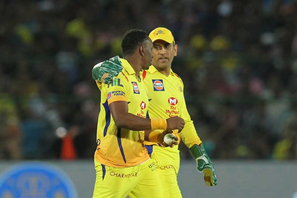 MS Dhoni has a word with Dwayne Bravo