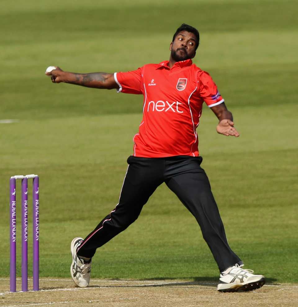 Varun Aaron bowls for Leicestershire