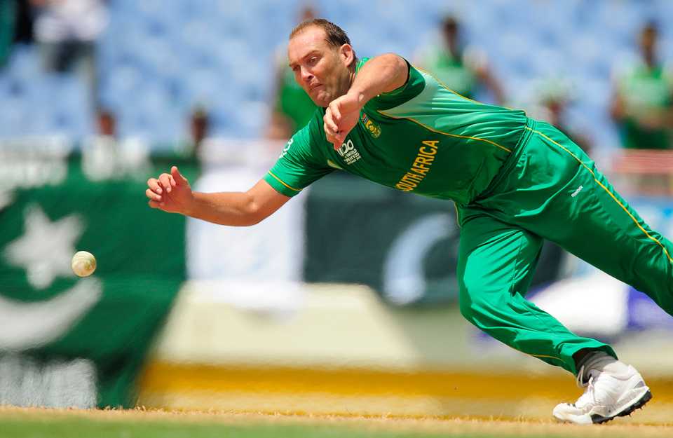 Jacques Kallis dives to stop a ball, Pakistan v South Africa, Super Eights, ICC World Twenty20, St Lucia, May 10, 2010