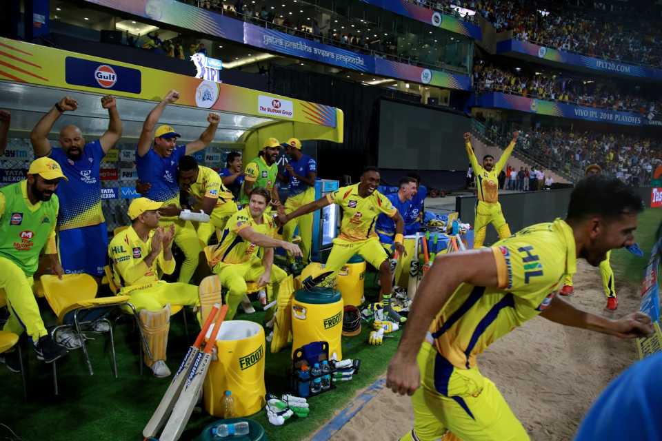 The CSK players and coach go mad. But as usual, MS Dhoni plays it cool, Sunrisers Hyderabad v Chennai Super Kings, IPL 2018, Mumbai, May 22, 2018