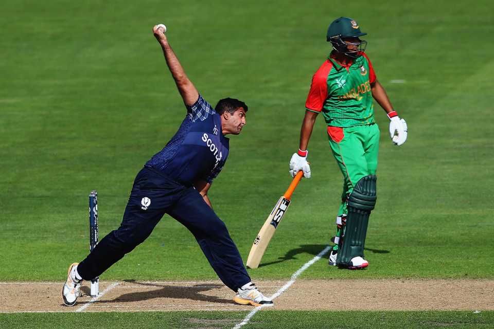 Majid Haq bowls, Bangladesh v Scotland, World Cup 2015, Group A, Nelson, March 5, 2015