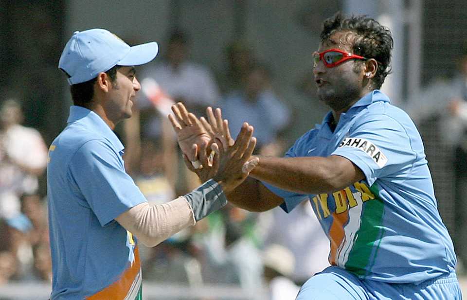 Ramesh Powar celebrates a wicket with Mohammad Kaif