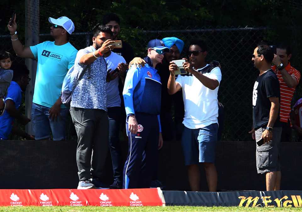 Fans pose for selfies with Steven Smith, Toronto Nationals v Vancouver Knights, Global T20 Canada, King City, June 28, 2018