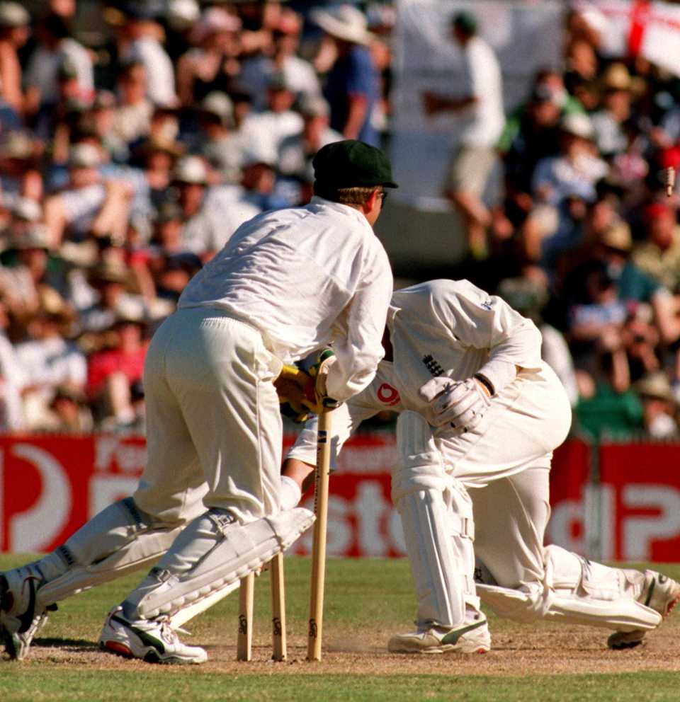 Ian Healy takes a catch to dismiss Warren Hegg, Australia v England, 5th Test, Sydney, 4th day, January 5, 1999