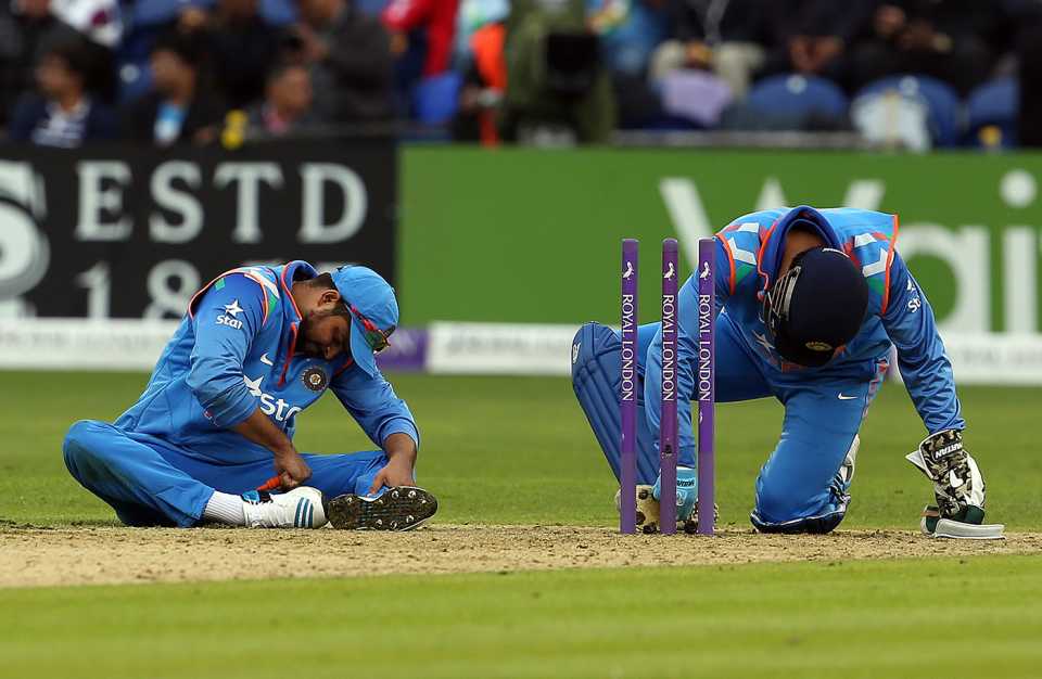 Suresh Raina and MS Dhoni scrape mud off their boots, England v India, 2nd ODI, Cardiff, August 27, 2014