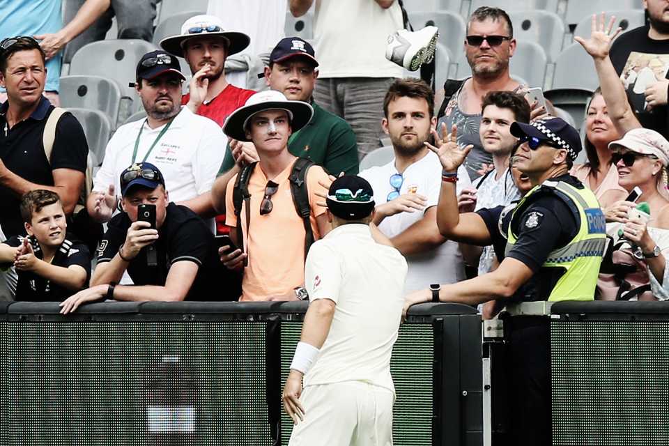 Tom Curran tosses his boot to a spectator, Australia vs England, fourth Test, fifth day, December 30, 2017