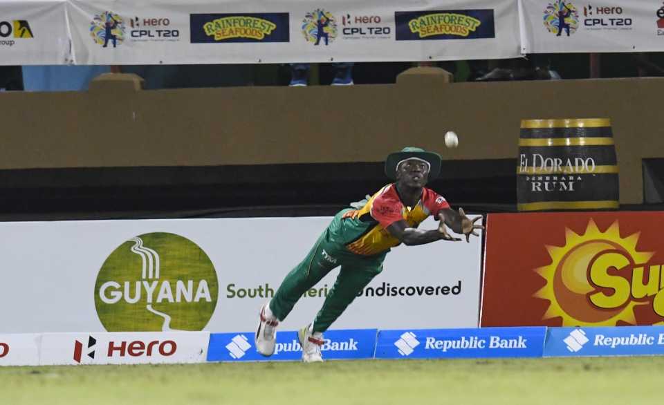 Sherfane Rutherford attempts a near impossible catch, Guyana Amazon Warriors v St Kitts & Nevis Patriots, CPL 2018, Providence, August 9, 2018 
