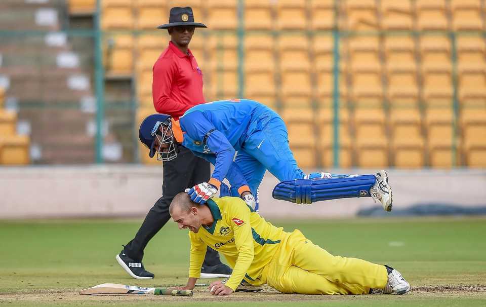 Krunal Pandya collides with Ashton Agar while trying to make his ground, India A v Australia A, M.Chinnaswamy Stadium, August 23, 2018