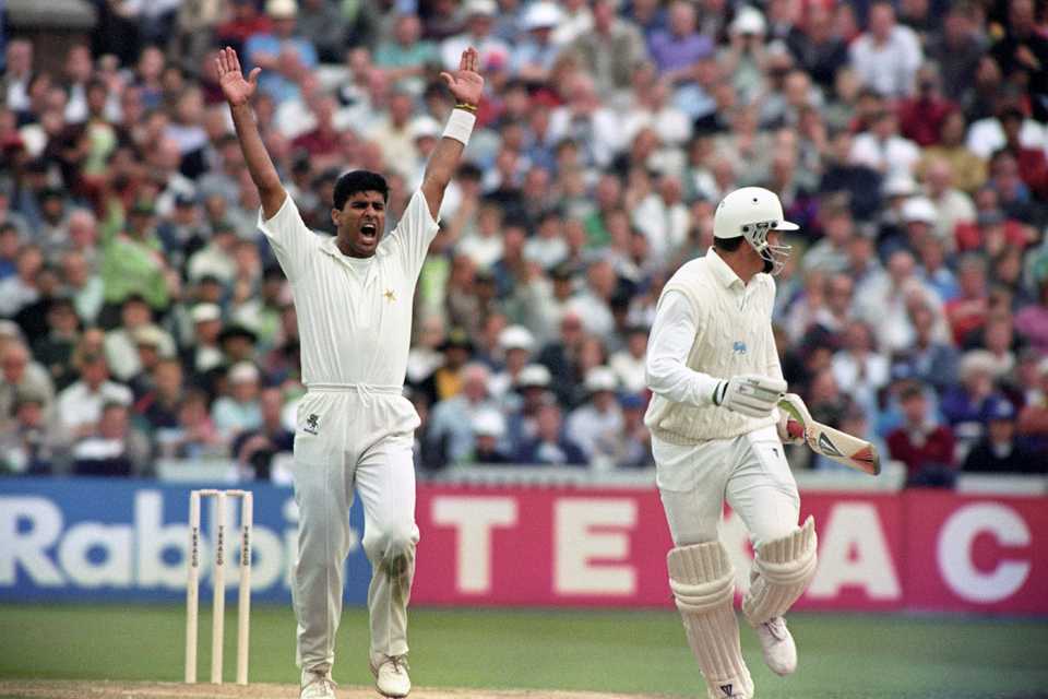 Waqar Younis appeals for the wicket of Graeme Hick, England v Pakistan, fifth ODI, Old Trafford, August 24, 1992
