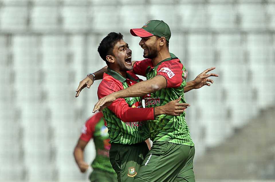 Mehidy Hasan Miraz (left) and Mashrafe Mortaza celebrate a wicket, Bangladesh v Sri Lanka, Tri-Nation Series, final, Mirpur, January 27, 2018