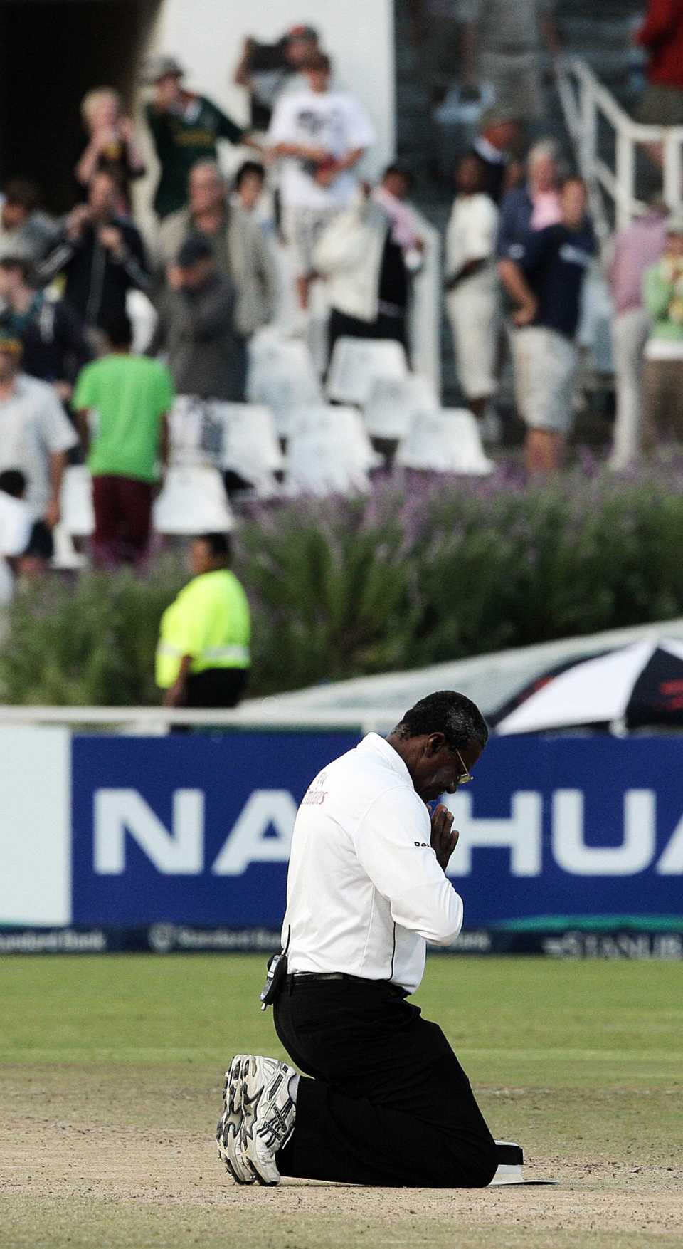 Steve Bucknor prays on the pitch during his final Test, South Africa v Australia, 3rd Test, 4th day, Cape Town, March 22, 2009