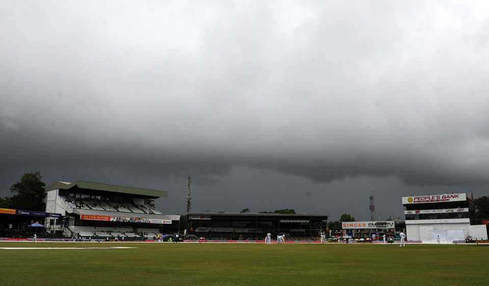 Dark clouds hover over the SSC, Sri Lanka v India, 3rd Test, SSC, Colombo, 1st day, August 28, 2015