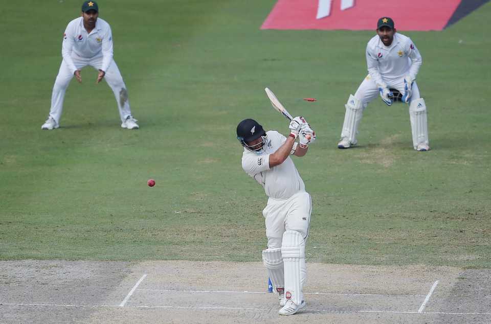 Colin de Grandhomme gets bowled, Pakistan v New Zealand, 2nd Test, Dubai, 4th day, November 27, 2018