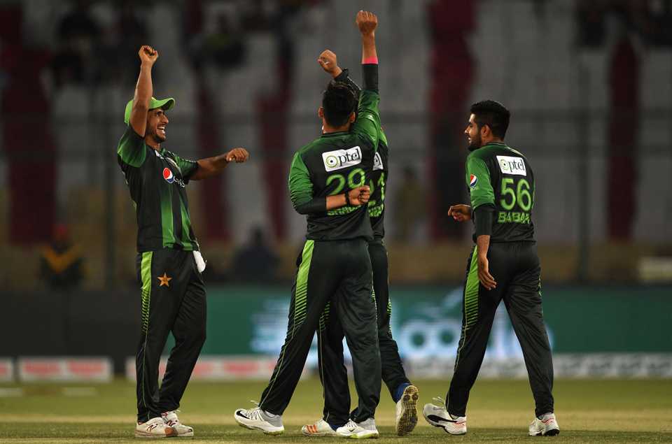 Pakistan fielders celebrate the wicket of Denesh Ramdin, Pakistan v West Indies, 1st T20I, Karachi, April 1, 2018