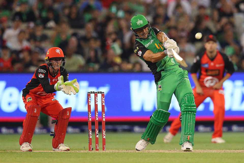 Marcus Stoinis powers the ball down the ground, Melbourne Stars v Melbourne Renegades, MCG, January 1, 2019