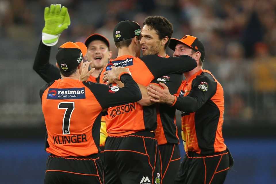 Nathan Coulter-Nile celebrates a wicket with his team-mates, Perth Scorchers v Hobart Hurricanes, BBL 2018-19, Perth, January 18, 2019